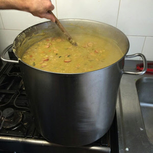 Pan soep op het fornuis